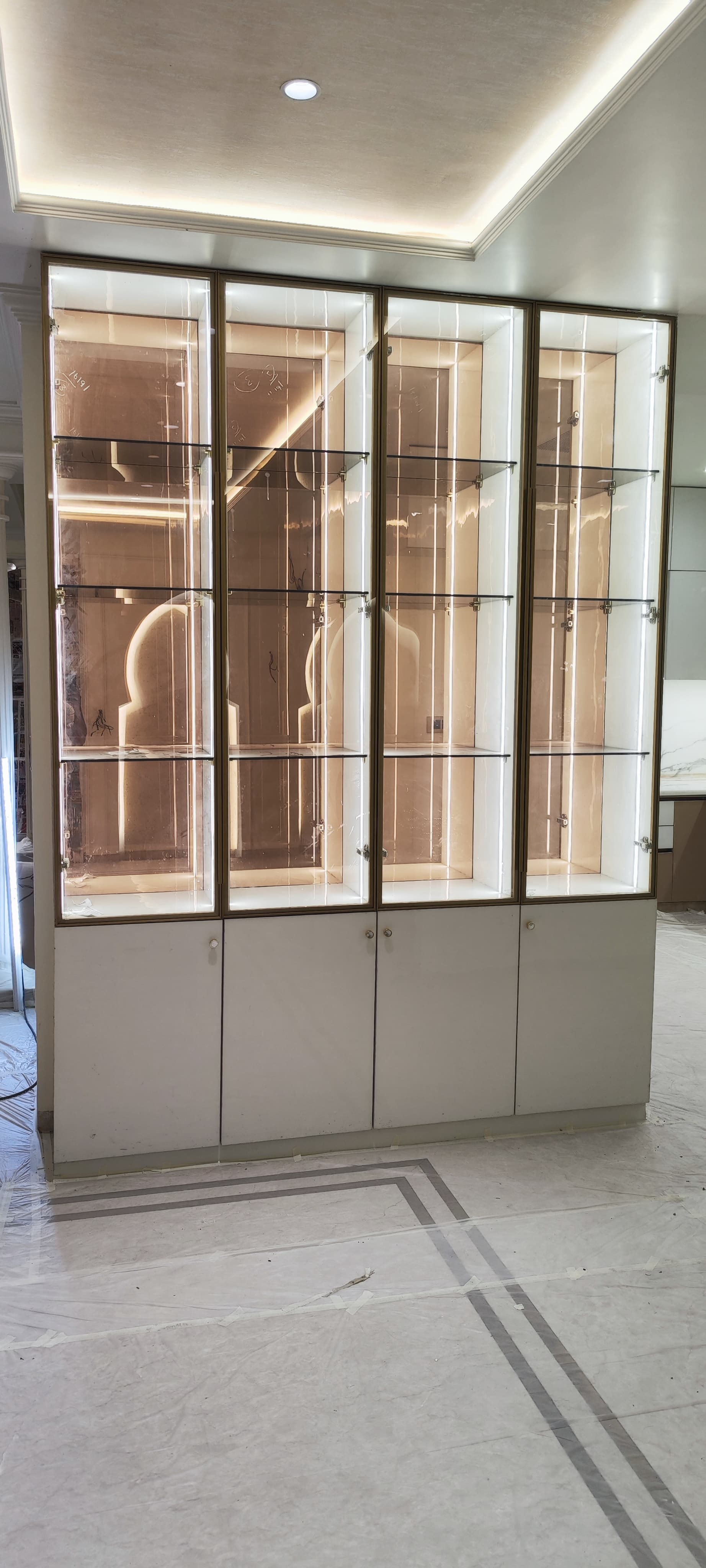 Display Cabinet Closed